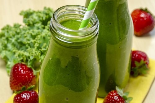 Kale-and-fruit smoothie